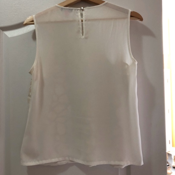 Sale! 🌟 Vince Camuto white top w white appliqués 💋 - Picture 4 of 10